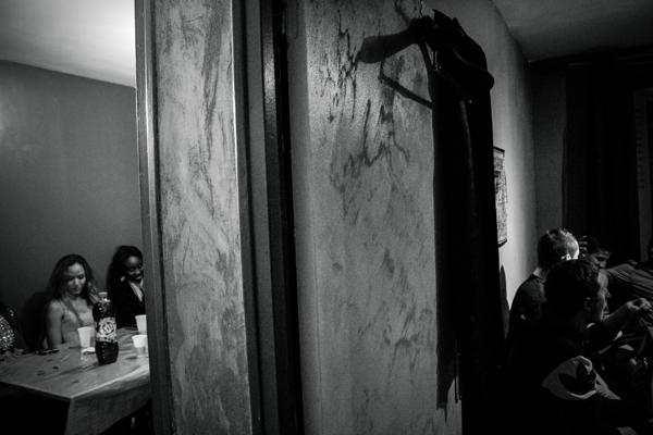 During an Algerian celebration in pure tradition, it is rare to call on a caterer or a restaurant to prepare the sumptuous meal. Indeed, all the cooking is done by the family and relatives the day and the night before the event, everything is homemade. Men and women are separated while having dinner.