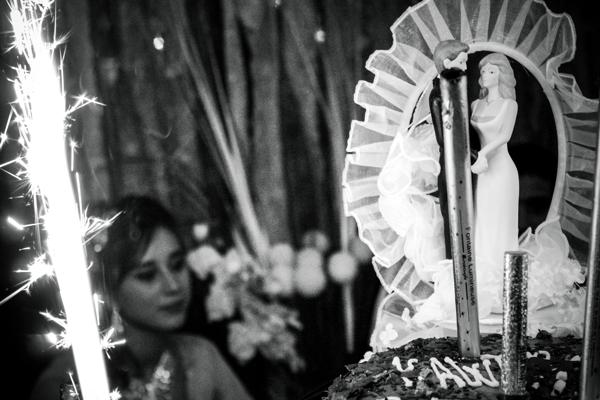 The young girl will become a wife. Today about 200,000 Algerians live in Marseille, a city in which there's no "disorientation", but at the same time a certain melancholy towards motherland can be spotted. In special occasions this community becomes powerful and united, celebrating origins and traditions.