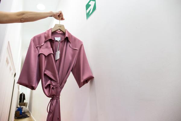 The breaks can stop suddenly when dresser come announcing "let's start over, girls". and it will be like that for many days to come. until the next fashion week.